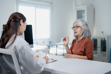 Obraz premium Doctor consulting elderly patient about medical healthcare