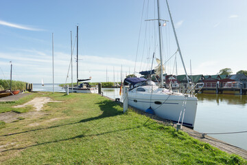 Segelboot im Hafen von Althagen