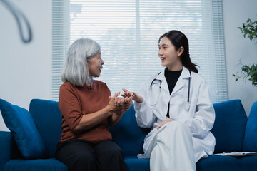 Obraz premium Female doctor consulting senior patient at home