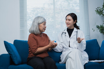 Obraz premium Doctor providing home healthcare and support to elderly patient