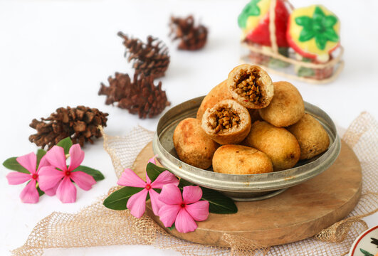 It's a plate of Indonesian deep-fried snacks, known locally as comro or combro. They are grated yuca (singkong) balls filled with oncom, a type of fermented food.