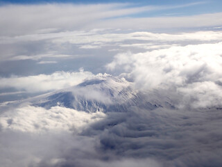 Vetta dell'Etna innevata che emerge sopra un mare di nuvole 125
