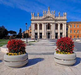 Facciata monumentale della Basilica di San Giovanni in Laterano con fioriere in primo piano 631