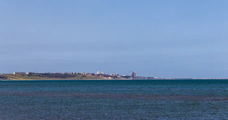 Fototapeta premium A tranquil panoramic coastal scene shows a wide, blue Caspian sea