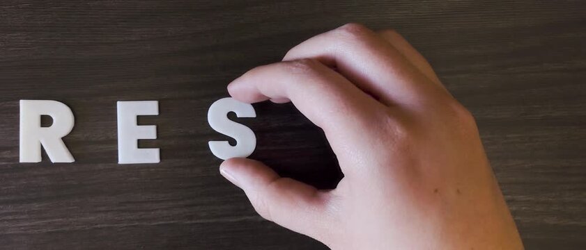 persona escribiendo la palabra resfrio en un fondo oscuro con letras blancas y pre hechas