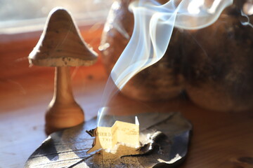 volutes de fum&eacute;e devant une lampe champignon