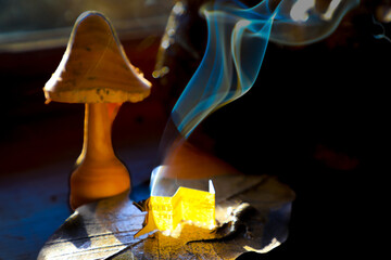 volutes de fum&eacute;e devant une lampe champignon
