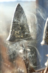 volutes de fum&eacute;e devant une lampe champignon