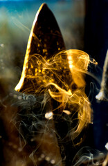 volutes de fum&eacute;e devant une lampe champignon