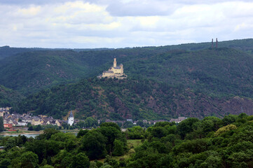 Fototapeta premium Blick vom Premium-Wanderweg Rheingoldbogen bei Spay auf die Marksburg bei Braubach in Rheinland-Pfalz