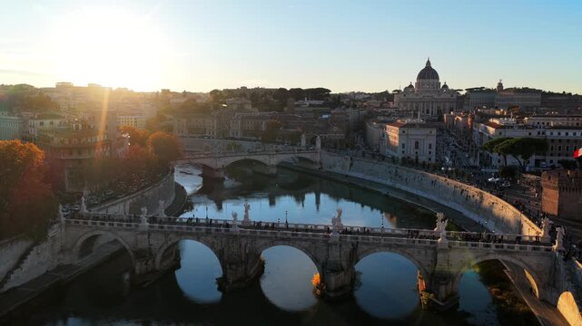 I ponti storici sul fiume Tevere che attraversa la citt&agrave; di Roma. Video in 4K.
Vista Aerea con drone dei ponti del centro di Roma.