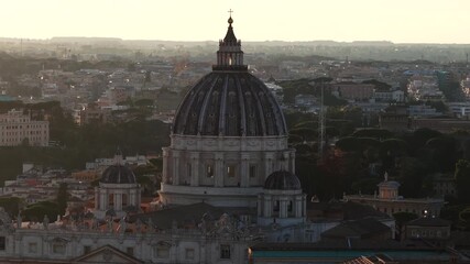 Suggestiva ripresa aerea del centro di Roma con la cupola di San Pietro in primo piano. Italia.
La città di Roma alle prime luci dell'alba.