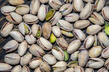 Pistachos tostados salados encima de una madera