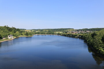 Blick auf den Ausgleichsweiher der M&ouml;hnetalsperre im Sauerland	