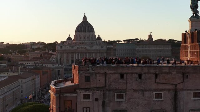 Turisti si godono il panorama sui monumenti in una mattina soleggiata. Roma, Italia.
I visitatori sulla terrazza che affaccia sulla cupola di San Pietro.
