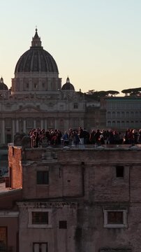 Turisti si godono il panorama sui monumenti in una mattina soleggiata. Roma, Italia.
I visitatori sulla terrazza che affaccia sulla cupola di San Pietro.