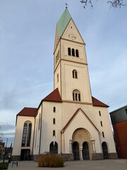 Obraz premium Blick auf die evangelische Christuskirche im Zentrum der Stadt Gladbeck in Nordrhein-Westfalen
