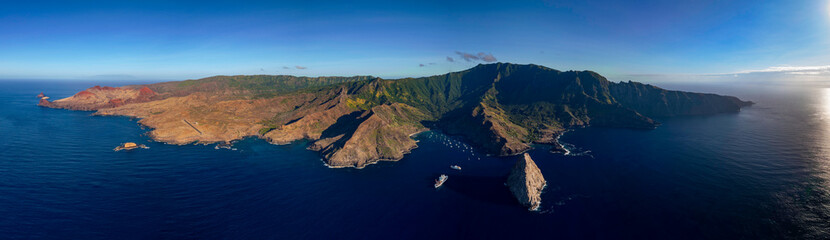 magnifique photo aérienne de l'ile de UA HUKA et de la vallée de HANE durant le festival bi...