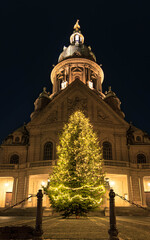 Obraz premium Illuminated Christmas tree in front of Christus Church at night, Mannheim, Germany