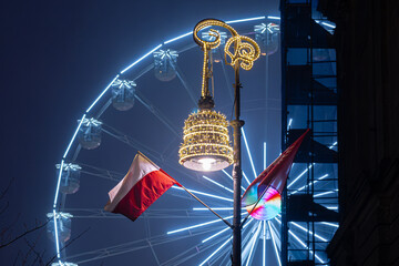 Bożonarodzeniowa latarnia oraz flaga polski na tle młyńskiego koła