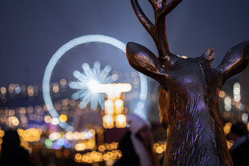 Jednorogi renifer spoglądający się na młyńskie koło na Jarmarku świątecznym  © Magdalena