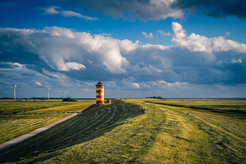 Der Pilsumer Leuchtturm in Ostfriesland, Niedersachsen, Deutschland