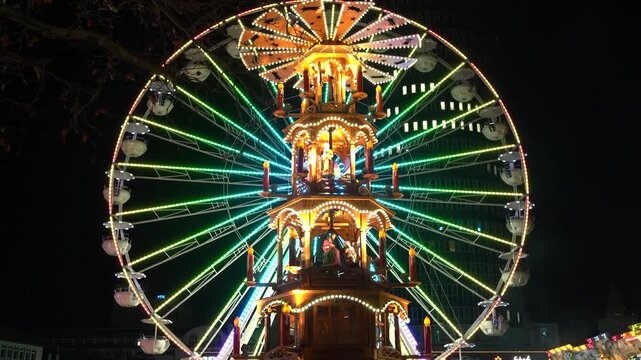 Weihnachtsmarkt - beleuchtete Pyramide vor einem Riesenrad