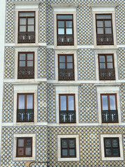 Portugiesische Kacheln, traditionelle Wandverkleidung (Azulejo) an Fassaden in Lissabon, Portugal