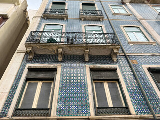 Portugiesische Kacheln, traditionelle Wandverkleidung (Azulejo) an Fassaden in Lissabon, Portugal