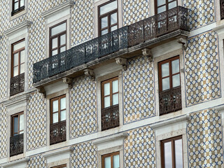 Portugiesische Kacheln, traditionelle Wandverkleidung (Azulejo) an Fassaden in Lissabon, Portugal