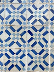 Portugiesische Kacheln, traditionelle Wandverkleidung (Azulejo) an Fassaden in Lissabon, Portugal