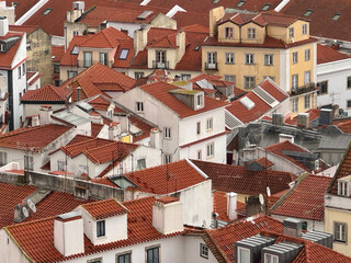 Dachlandschaft der Alfama, die sanierte Altstadt von Lissabon, Portugal