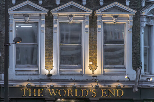Viktorianische Fassade und Schriftzug eines Pubs in London