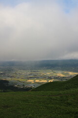 『熊本県阿蘇市&rdquo;大観峰&rdquo;阿蘇の自然と雲』　大観峰展望台からの眺望　山と街並み