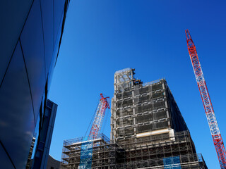 青空の下で建造物を建設する工事現場