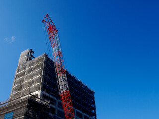 青空の下で建造物を建設する工事現場