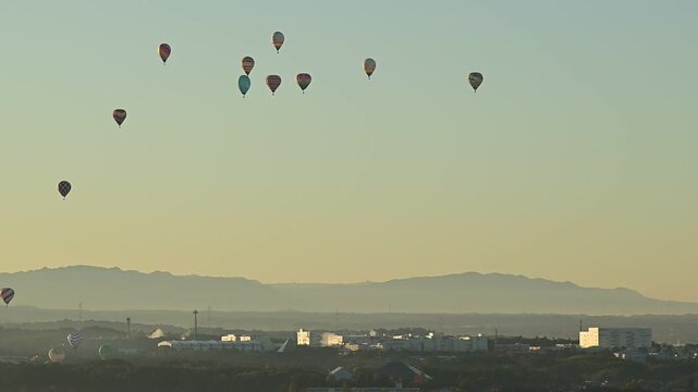 びわ湖東近江バルーンフェスタで競技飛行をする熱気球 (滋賀県東近江市, 2025年11月)