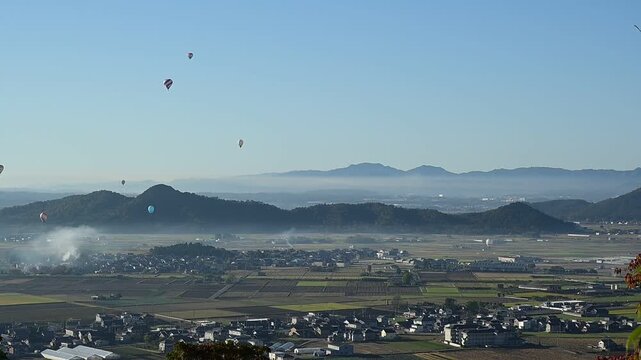 びわ湖東近江バルーンフェスタで競技飛行をする熱気球 (滋賀県東近江市, 2025年11月)
