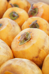 日本の食べ物｜干し柿を作る・枝をT字型に残し皮を剥いた柿