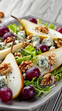 Gesunder Birnen-Blauschimmelk&auml;se-Salat mit Waln&uuml;ssen und roten Trauben