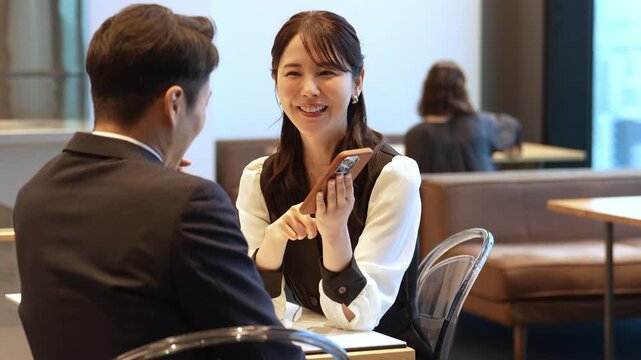 カップル　デート　スマートフォン