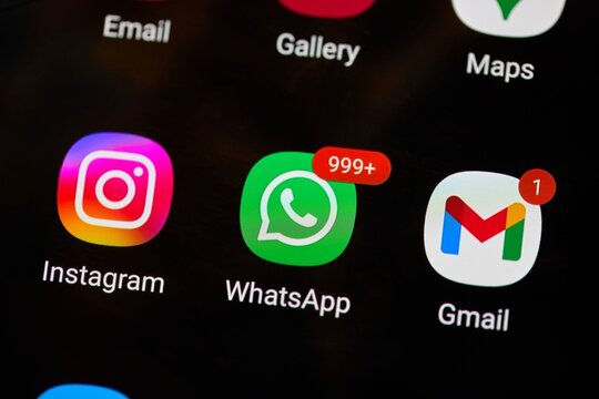 Unread message notifications on Whatsapp text messaging, over a thousand