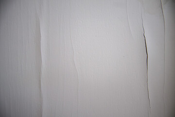 Minimal white wall texture with subtle vertical cracks and surface imperfections. Clean abstract background suitable for design, architecture, renovation and concept visuals.