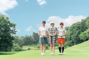 Obraz premium Female golfer on the golf course (course debut, female golfer, golf lesson)