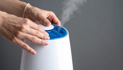 マットな背景の上で、加湿器を丁寧に設置・準備する手元のクローズアップ映像。
柔らかく均一な光が、機器と手の動きを清潔に映し出す。
介護や在宅ケアにおける健康管理と乾燥対策を表現。