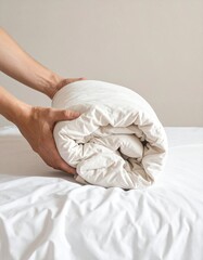 マットで柔らかな色調の背景の中、ベッドに毛布を丁寧に掛ける手元のクローズアップ映像。
穏やかな自然光が布の質感と手の動きをやさしく照らす。
介護、医療、在宅ケアにおける快適さと配慮を表現。