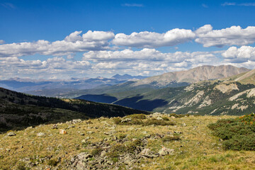 Obraz premium A scenic view of the Rocky Mountains during the day in Colorado