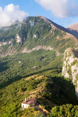 Piccola chiesa appiedi della montagna