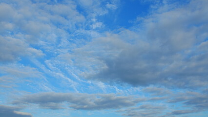 Obraz premium A Bright Blue Sky Adorned with Fluffy Clouds Creates a Serene Peaceful Atmosphere