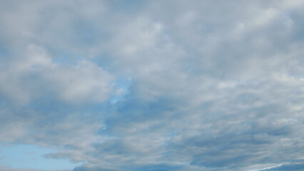 Obraz premium A stunning cloudscape accompanied by a soothing touch of bright blue skies above